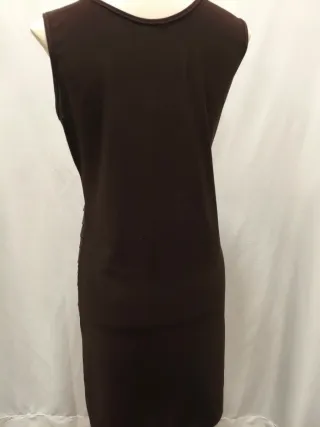 Vestido de fiesta marrón con flores