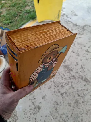 Caja decorada infantil oso jardinero  PARECE LIBRO