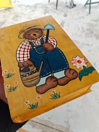 Caja decorada infantil oso jardinero  PARECE LIBRO