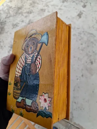 Caja decorada infantil oso jardinero  PARECE LIBRO