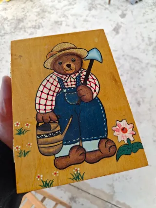 Caja decorada infantil oso jardinero  PARECE LIBRO