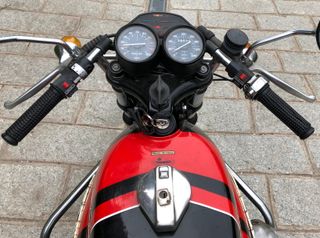 Moto Guzzi 750 S3 Negra y Roja