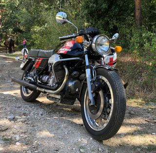 Moto Guzzi 750 S3 Negra y Roja