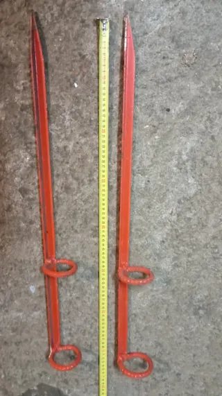 Cañeros de metal rojos