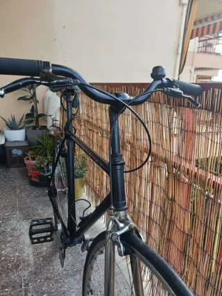 Bicicleta de carretera negra