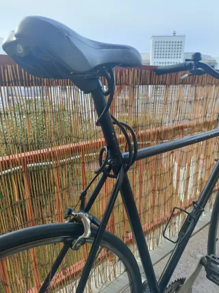 Bicicleta de carretera negra