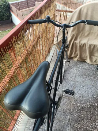 Bicicleta de carretera negra