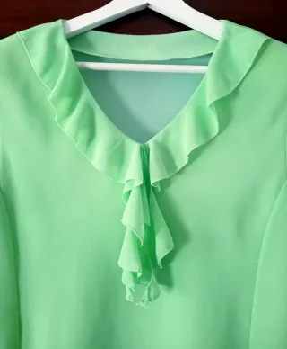 Blusa de mujer, verde menta con volantes, talla L