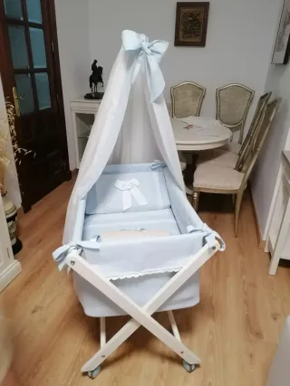 Cuna de bebé con dosel y vestidura