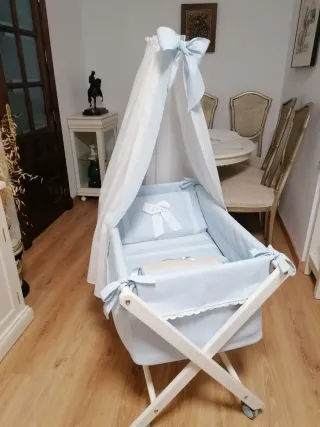 Cuna de bebé con dosel y vestidura
