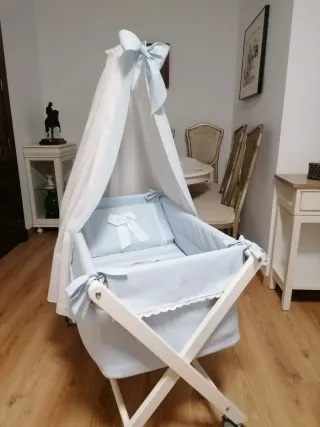 Cuna de bebé con dosel y vestidura