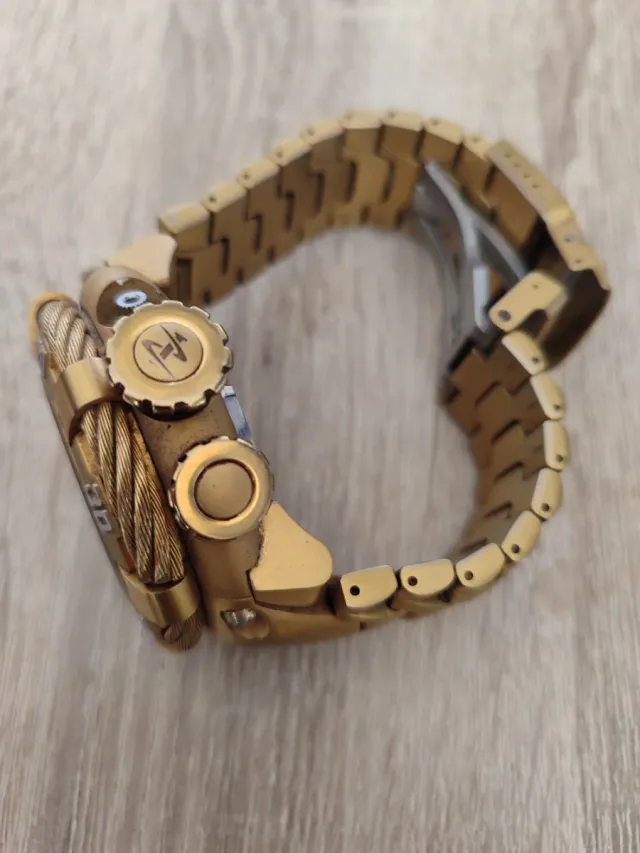 Reloj Invicta Reserve Chronograph Dorado