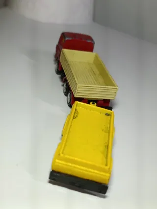 CAMION CON CAJA Y REMOLQUE 1/64 SIKU