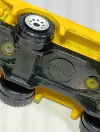 CAMION CON CAJA Y REMOLQUE 1/64 SIKU