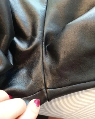 Leggins negros efecto cuero Zara