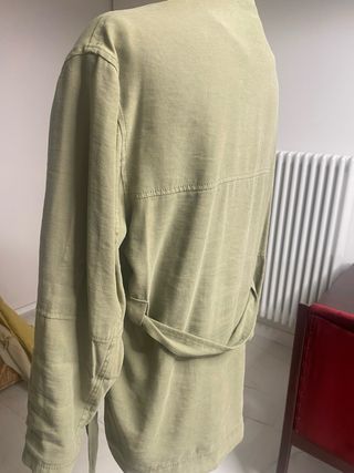 Chaqueta verde sobrecamisa