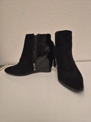 Botín de cuña negro