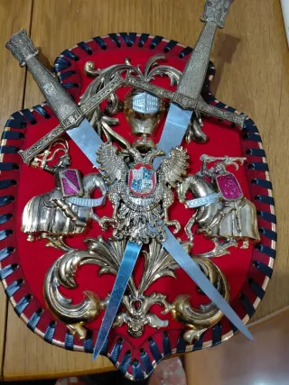 Escudo decorativo con espadas