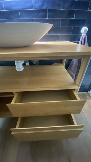 Mueble moderno de baño con lavabo y grifo.