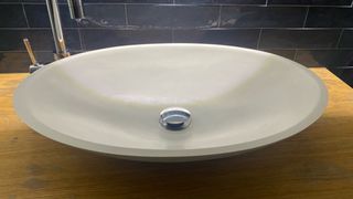 Mueble moderno de baño con lavabo y grifo.