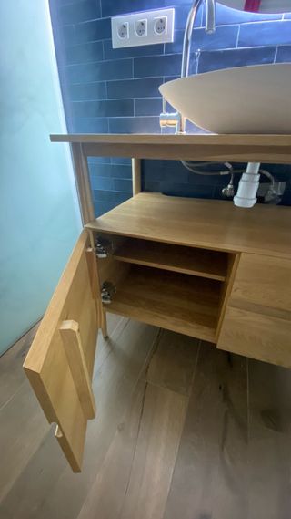 Mueble moderno de baño con lavabo y grifo.