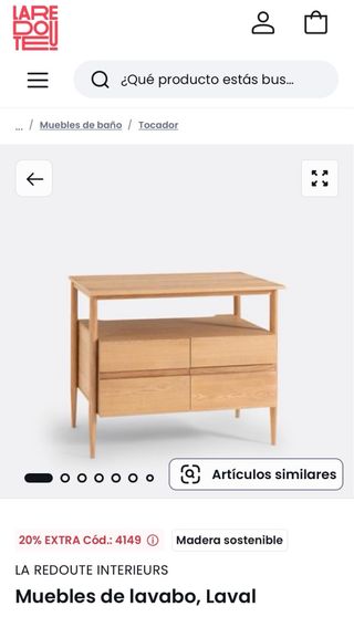 Mueble moderno de baño con lavabo y grifo.