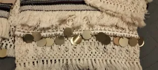 Cazadora fina mujer beige con flecos y abalorios