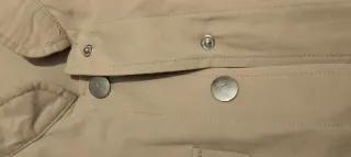 Cazadora fina mujer beige con flecos y abalorios