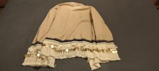 Cazadora fina mujer beige con flecos y abalorios