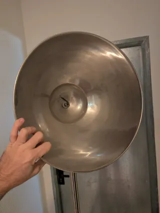 Lámpara de pie de metal plateado