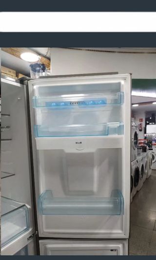 Nevera combi NO FROST 185cm con dispensador