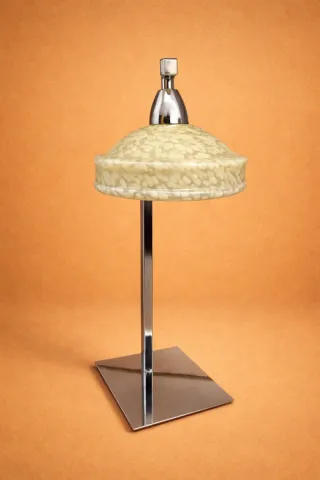 (1) Candeeiro de mesa dourado e branco