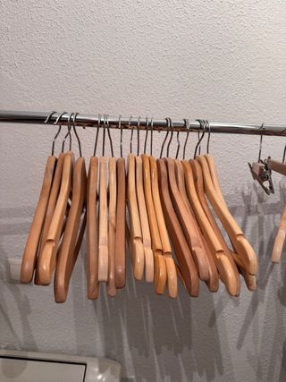 Lote de 15 perchas de madera