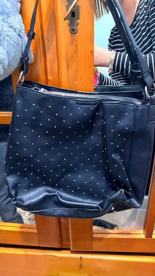 Bolso negro con tachuelas