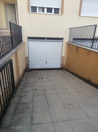 Puerta de garaje blanca