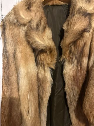 Abrigo voluminoso de pelo natural de zorro