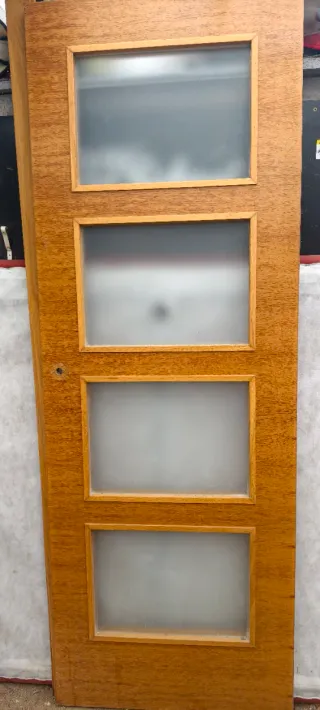 Puerta madera con 4 cristales