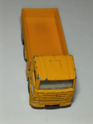 CAMION CON CAJA TRASERA 1/64 SIKU