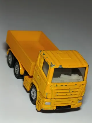 CAMION CON CAJA TRASERA 1/64 SIKU