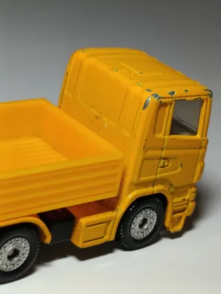 CAMION CON CAJA TRASERA 1/64 SIKU