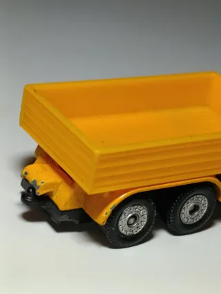 CAMION CON CAJA TRASERA 1/64 SIKU