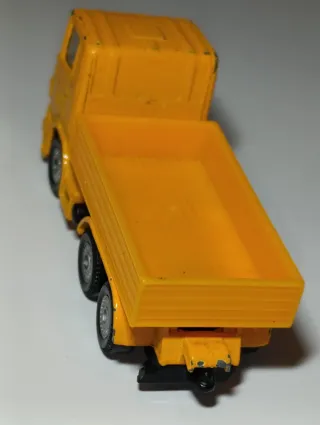 CAMION CON CAJA TRASERA 1/64 SIKU