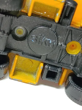 CAMION CON CAJA TRASERA 1/64 SIKU