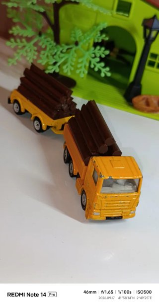 CAMION CON CAJA TRASERA + REMOLQUE Y LEÑA  1/64 SI
