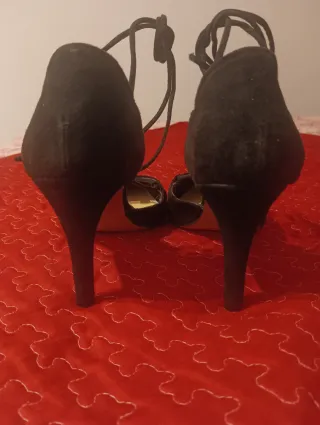 Zapatos de tacón negros atados