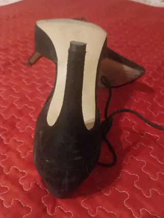 Zapatos de tacón negros atados