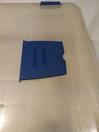 Caja de plástico transparente con ruedas