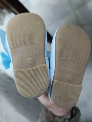 Zapatitos de bebé azul con lazo