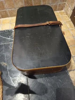 Maleta antigua de madera y cuero