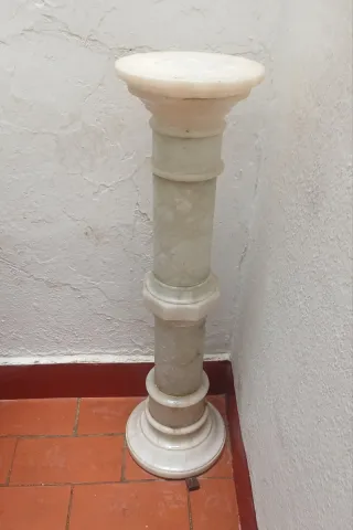 Columna de alabastro/mármol blanca, conservada.